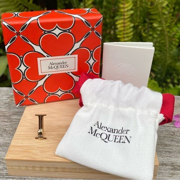 NIB Alexander McQueen 'I' Skull Gold Alphabet Shoe Charm/Necklace Pendant Goth - Picture 1 of 6